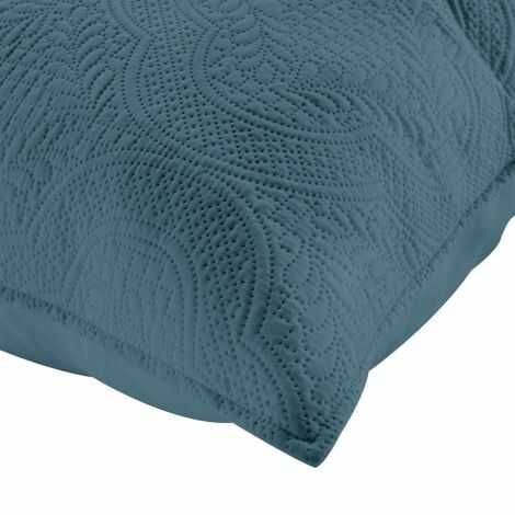 Blå pudebetræk set tæt på mønsteret i materialet