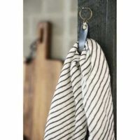 Ib laursen viskestykker hængt op på knage i køkkenet