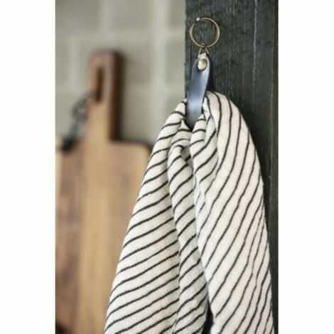 Ib laursen viskestykker hængt op på knage i køkkenet