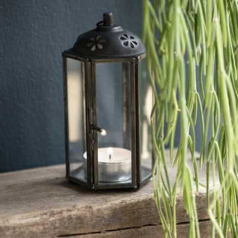 Udendørs lanterne lille stående med fyrfadslys tændt indenfor