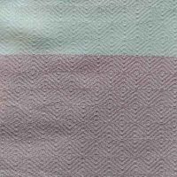 Nærbillede af vævet diamant mønster i rosa håndklæder