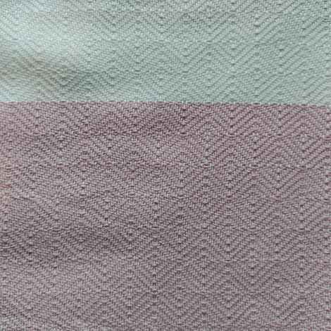 Nærbillede af vævet diamant mønster i rosa håndklæder