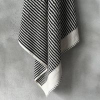 Stribet håndklæde zebra strib i bomuld ophængt på badeværelset