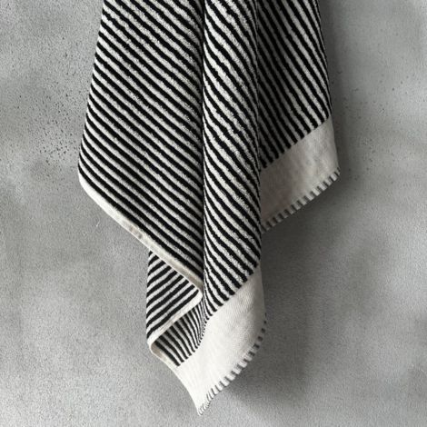 Stribet håndklæde zebra strib i bomuld ophængt på badeværelset