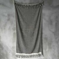 store-og-bløde-håndklæder-sort-og-hvidt-mønster-med-frynser