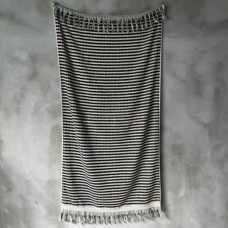 store-og-bløde-håndklæder-sort-og-hvidt-mønster-med-frynser