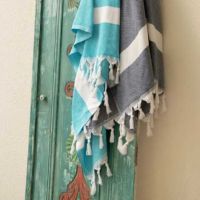 Turkis håndklæde og sort håndklæde Hammam på knage