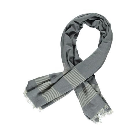 Bade håndklæde grå med frynser viklet som tørklæde