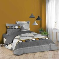 dobbeltdyne-sengetøj-mørk-grå-redt-op-på-dobbeltseng-i-soveværelset