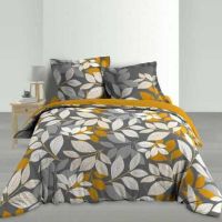 Sengetøj med blade lagt på dobbeltsengen sættet er i grå, beige, hvide og karry gule farver