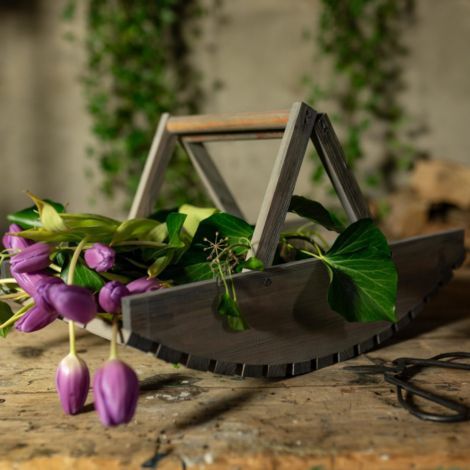 Træbakke her brugt på havebordet til opsamling af blomster fra haven