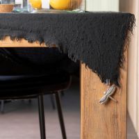 Dugklemmer hæng fast i dugen på spisebordet