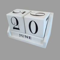 evighedskalender i hvid træ med sorte tal og tekst