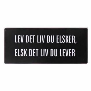 Metalskilt med citat på dansk - lev det liv du elsker sort med hvid tekst