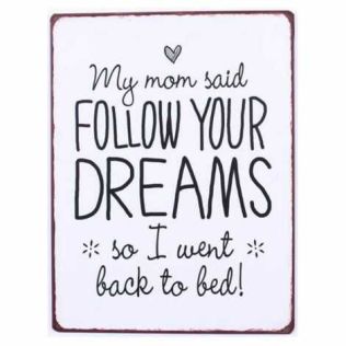Metalskilt med sjov tekst my mon said follow your dreams hvidt med sort tekst