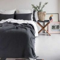 Bohemia sengetæppe lagt på dobbeltseng i soveværelset 220x250 cm grå