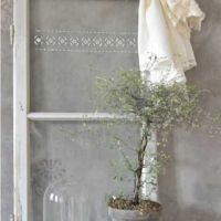 Blomster stencil malet op på et gammelt vindue med kalkmaling