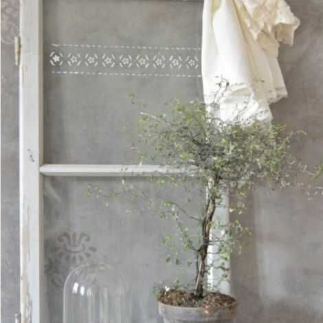 Blomster stencil malet op på et gammelt vindue med kalkmaling