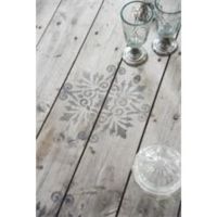Stencil plast stars malet op på træ gulv med kalkmaling