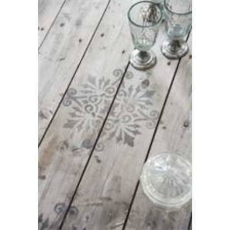 Stencil plast stars malet op på træ gulv med kalkmaling