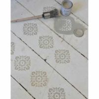 Dekorations skabeloner malet op som mønster på træ gulv