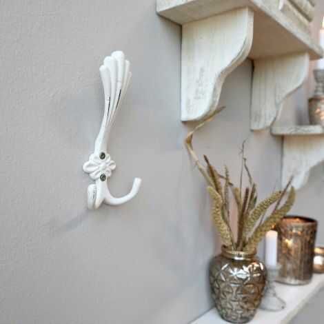 knage hvid creme hængt op på væg i stue