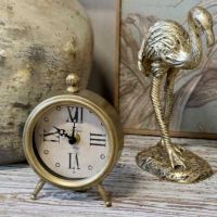 Bordur retro messing stående på en kommode