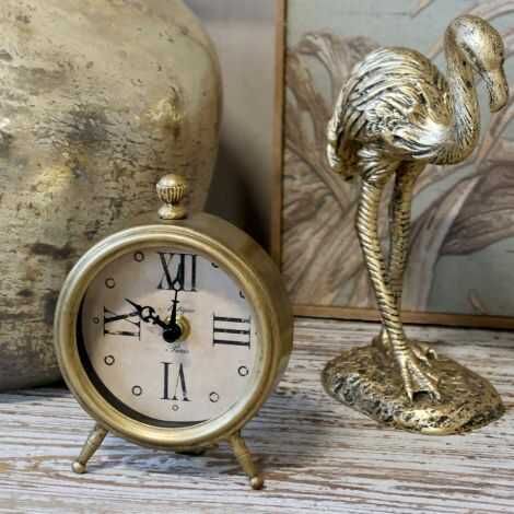 Bordur retro messing stående på en kommode