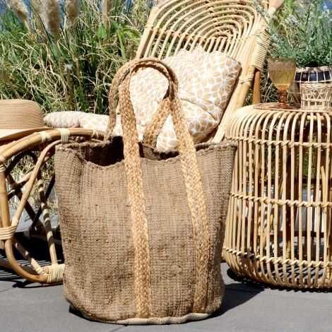 Sommertaske i genbrugsgarn strandtaske med på terrassen