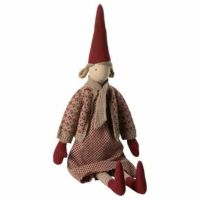 Maileg maxi nisse størrelse 4 siddende i dansk design