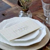 Papir servietter med striber og blomster til borddækningen honning farve