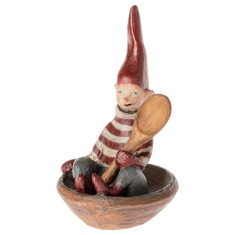 Nr 24 petit noel nisse der sidder i en skål med en grydeske