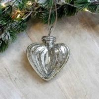 Sølv julepynt hjerte liggende med lidt gran til pynt til jul