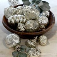 sølv julepynt hjerte og julekugler smukt i fad til pynt