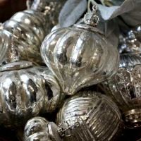 Sølv juledråbe i skål med andre sølv julekugler