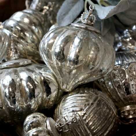 Sølv juledråbe i skål med andre sølv julekugler
