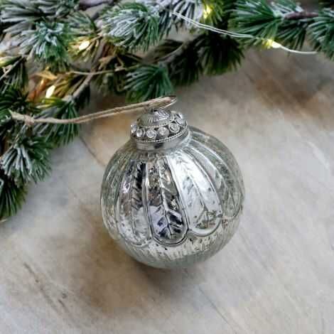 Julekugler sølv liggende med lidt gran til pynt til jul