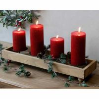 Adventsstage med røde bloklys og gran til advent