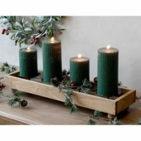 Adventsstage til bloklys her pyntet med grønne lys og gran