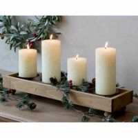 Adventsstage med hvide bloklys og gran til advent