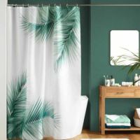 Cool badeforhæng ophængt på badestangen ved brusekabinen