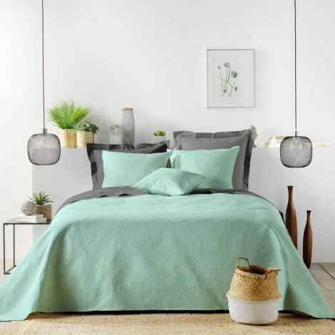 Grønt sengetæppe 220x240 lagt på dobbeltseng med puder i matchende design