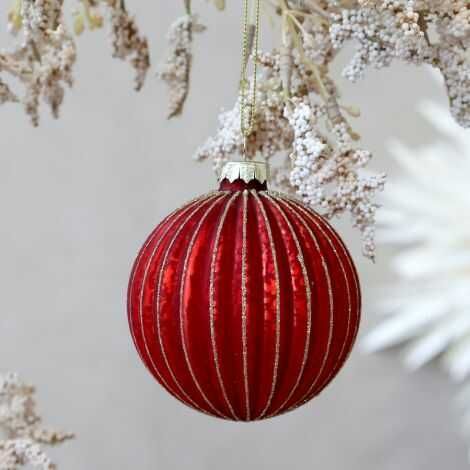 Vintage julekugler med glimmer rød og guld ophængt i grene