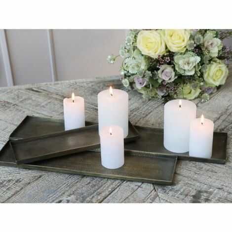 Dekorationsfade i messing look her pyntet med bloklys