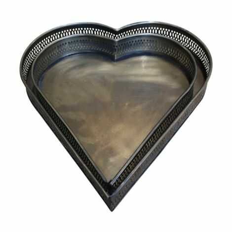 Rundt dekorationsfad som hjerte-til-pynt-og-lys-fad-i-messing-look