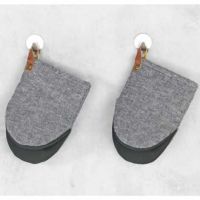 Ovn handsker sæt ophængt på hver sin knage