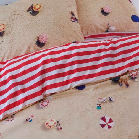 Stribet sengetøj til enkeltdyne strand motiv og stribe mønster ses tæt på