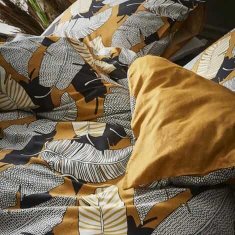 Mønsteret med blade ses tæt på sengetøjet