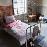 Dyre sengetøj lagt på enkeltseng i børneværelset med sjov mus i luftballon