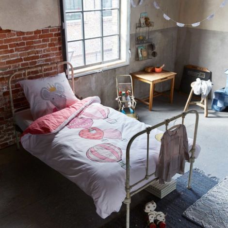 Dyre sengetøj lagt på enkeltseng i børneværelset med sjov mus i luftballon